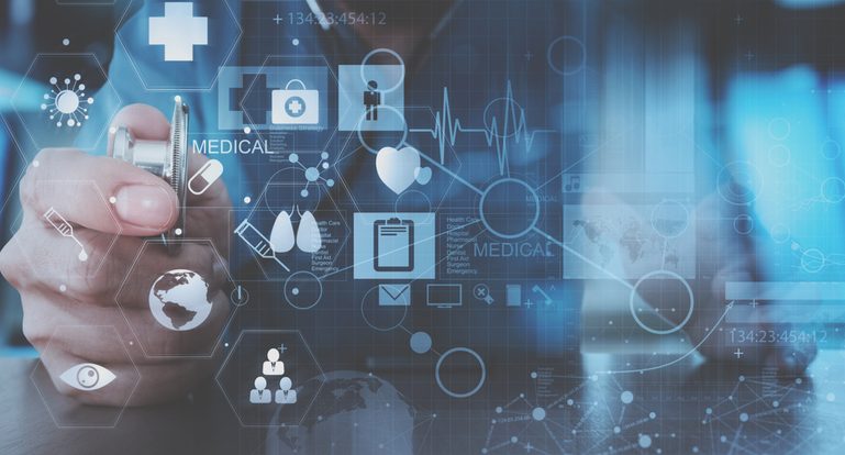 البيانات الطبية المرتبطة بالإنترنت في المستشفى الذكي واجهة رقمية تعرض تدفق البيانات الطبية المرتبطة بالإنترنت داخل نظام مستشفى متطور.