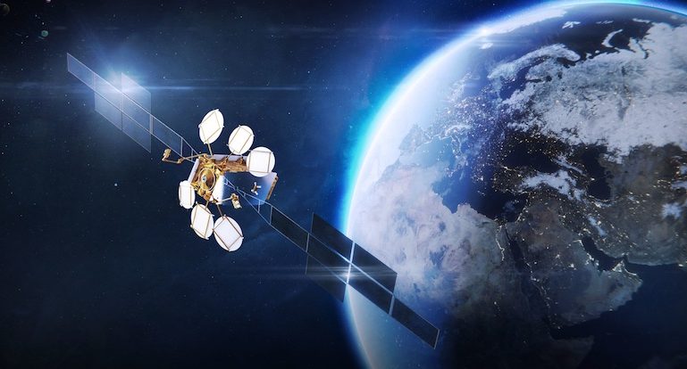 Satellit im Weltall und im Hintergrund der Planet Erde