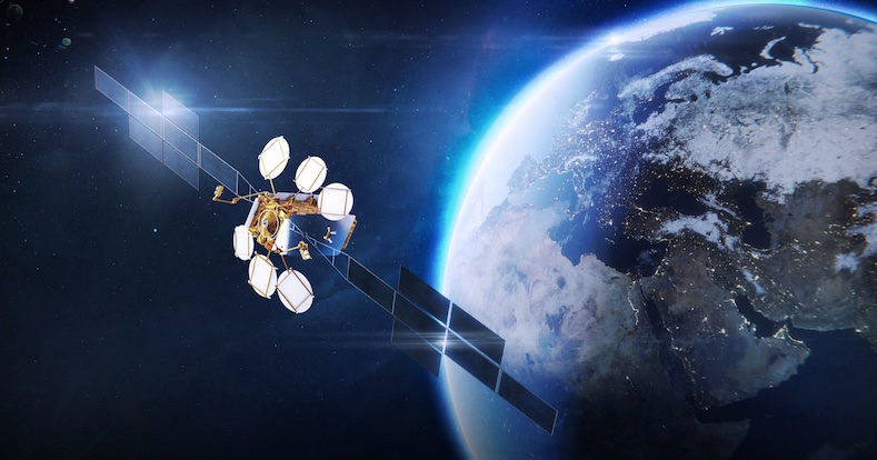 Satellit im Weltall und im Hintergrund der Planet Erde