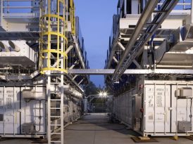 Foto des Experiment-Aufbaus von Microsoft, bei dem Wasserstoffbrennzellen in Containern für die Stromversorgung eines Rechenzentrums genutzt werden