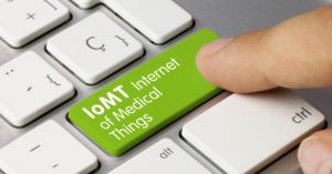 Tastatur mit einer grünen Taste auf der „Internet of Medical Things (IoMT)“ steht