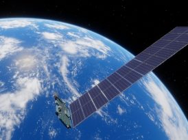 Starlink-Satellit im Weltraum, im Hintergrund ist ein Teil der Erde zu sehen