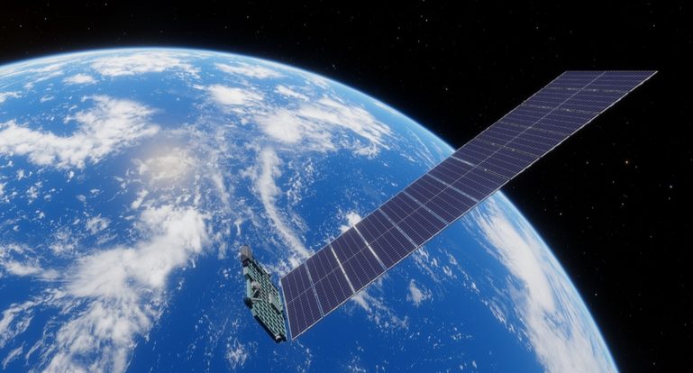 Starlink-Satellit im Weltraum, im Hintergrund ist ein Teil der Erde zu sehen