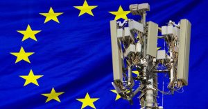 Torre de telecomunicações com uma antena de rede celular 5G