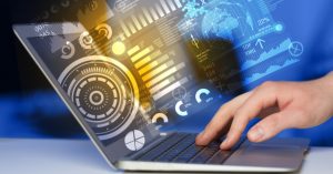 Symbolbild Netzwerküberwachungstools: Eine Hand gibt etwas auf einem Laptop ein, darüber grafische Elemente in Gold und Blau, die den globalen Datenverkehr symbolisieren