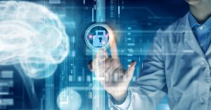 Eine Person in einem Arztkittel macht eine Handbewegung, als würde sie auf einen Button mit einem stilisierten Schloss drücken.