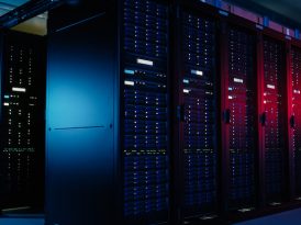 Imagem do data center com várias linhas de racks de servidor