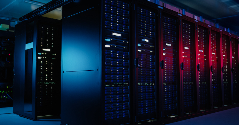 Imagem do data center com várias linhas de racks de servidor