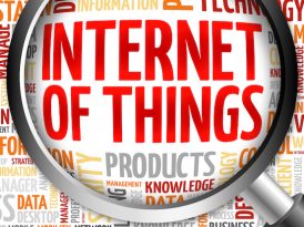 Palavra internet da coisas lida com lupa