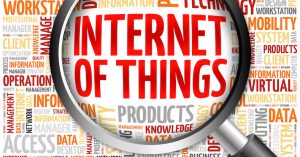 Palavra internet da coisas lida com lupa