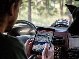 Homem usando GPS off-road
