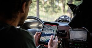 Homem usando GPS off-road