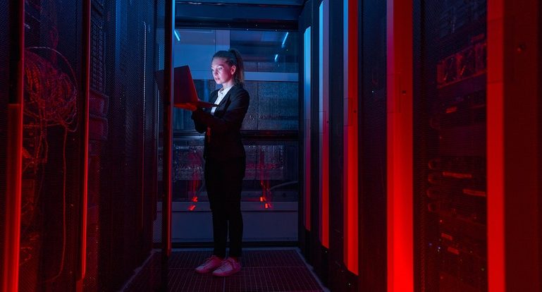 A automação do data center simplifica as operações automatizando tarefas de TI