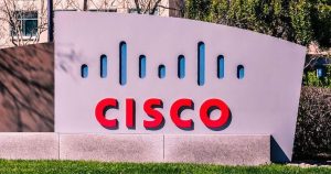 Logo em frente ao prédio da Cisco