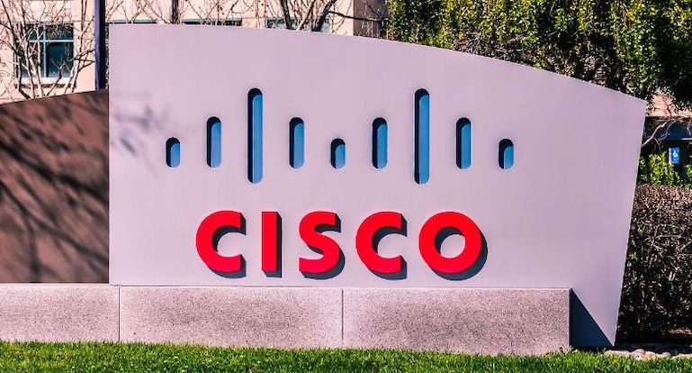 Logo em frente ao prédio da Cisco