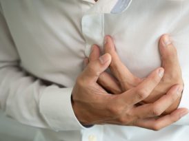 hand hold chest with heart attack symptoms