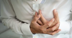 hand hold chest with heart attack symptoms