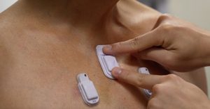 Contendo pares de microfones e acelerômetros digitais de alto desempenho, dispositivos pequenos e leves aderem suavemente à pele para criar uma rede de detecção abrangente e não invasiva.