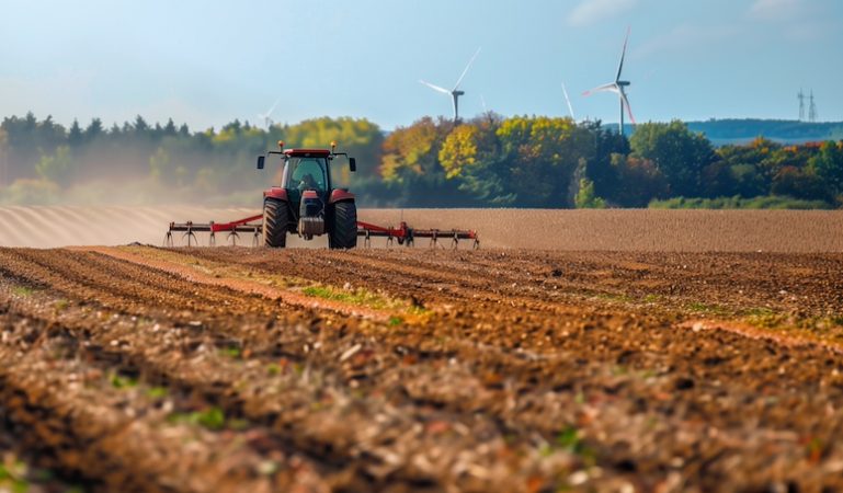 No estudo, foi considerado como agricultura digital o conjunto de ferramentas de software desenvolvidas para gerenciar e otimizar as operações agrícolas, automatizando atividades como produção, monitoramento, armazenamento de dados e gestão de registros. 
Prevê-se que a crescente adoção de tecnologias agrícolas avançadas, automação e análise de dados impulsione o avanço do mercado. Além disso, a expectativa é de que a maior conscientização sobre os benefícios da agricultura digital no desenvolvimento da produção agrícola para atender à crescente demanda por alimentos também estimule o mercado durante o período de previsão da pesquisa.